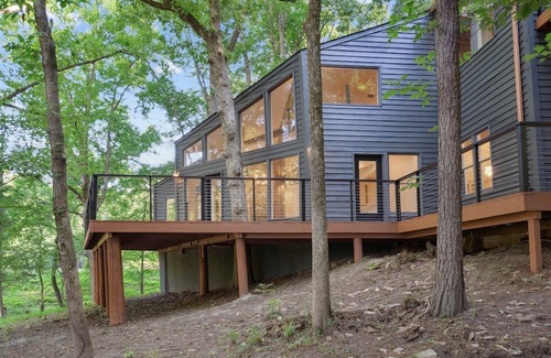 East Central Shelby Maison | Gorgeous 5-bedroom lakefront retreat you won't want to leave!