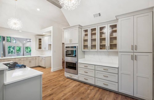 East Central Shelby Maison | Gorgeous 5-bedroom lakefront retreat you won't want to leave!