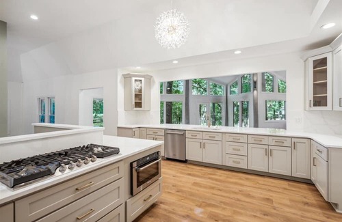 East Central Shelby Maison | Gorgeous 5-bedroom lakefront retreat you won't want to leave!