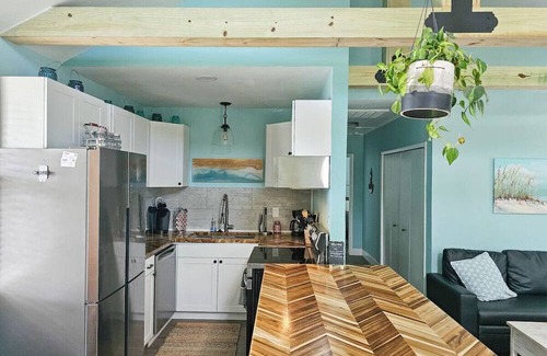 Dunedin Maison | Blue Bungalow: 2/2 SFH w fenced in yard