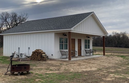 Palestine Cabine | Secluded Cozy Cabin in the East Texas Woods 20 mins. to Polar Express 1 of 2