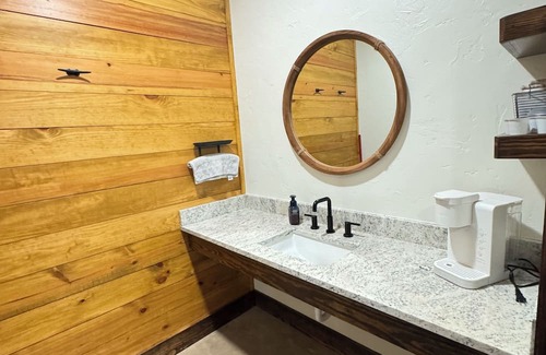 Palestine Cabine | Secluded Cozy Cabin in the East Texas Woods 20 mins. to Polar Express 1 of 2
