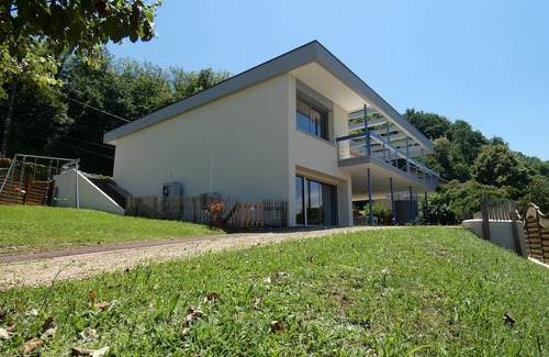 Bilieu Appartement | LAC CASA 60 - gîte with beach and terrace overlooking the lake