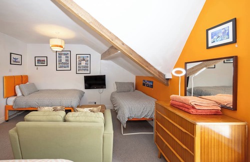 Sefton Park Maison | Unique quirky family house - 5 beds, 2 bathrooms, courtyard, Lounge - quiet area