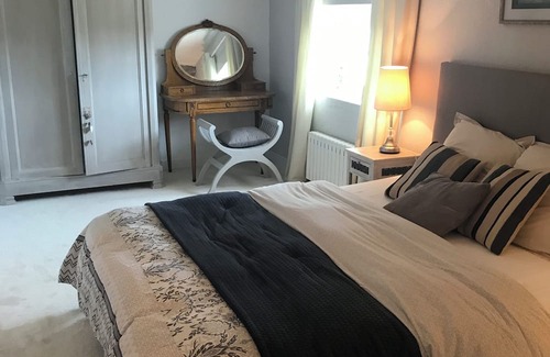 Saint-Romain-de-Benet Lit Et Petit-Déjeuner | In a beautiful property, very pretty, comfortable guest room in a quiet location.