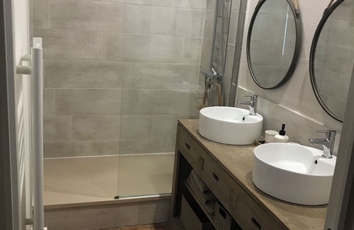 Saint-Romain-de-Benet Lit Et Petit-Déjeuner | In a beautiful property, very pretty, comfortable guest room in a quiet location.