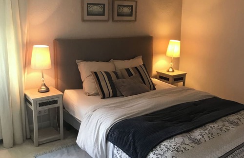 Saint-Romain-de-Benet Lit Et Petit-Déjeuner | In a beautiful property, very pretty, comfortable guest room in a quiet location.