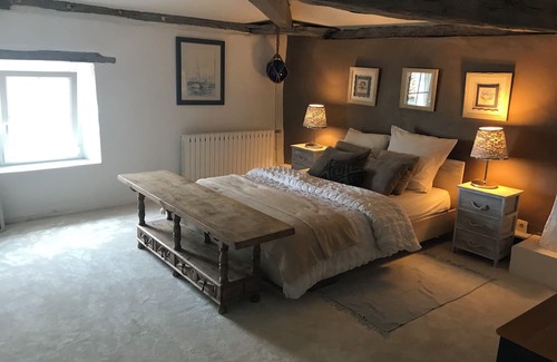 Saint-Romain-de-Benet Lit Et Petit-Déjeuner | In a beautiful property, very pretty, comfortable guest room in a quiet location.