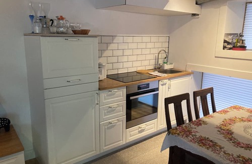 Sommerhausen Appartement | Wunderschöne Ferienwohnung in Winterhausen mit Küche, Bad und Piano