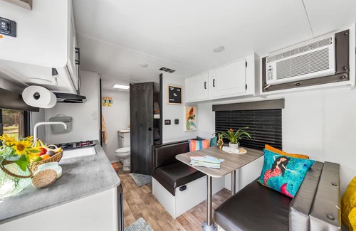 Holmes County Maison | ‘ Adventure Awaits’: 21ft Lightweight Travel Camper