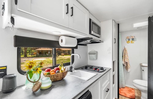 Holmes County Maison | ‘ Adventure Awaits’: 21ft Lightweight Travel Camper