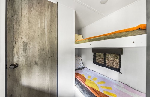 Holmes County Maison | ‘ Adventure Awaits’: 21ft Lightweight Travel Camper