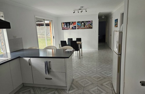 Eagleby Maison | Logan Hospital & Dreamworld not too far away. Quiet area. Carers must Disclose