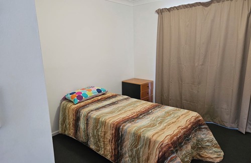 Eagleby Maison | Logan Hospital & Dreamworld not too far away. Quiet area. Carers must Disclose