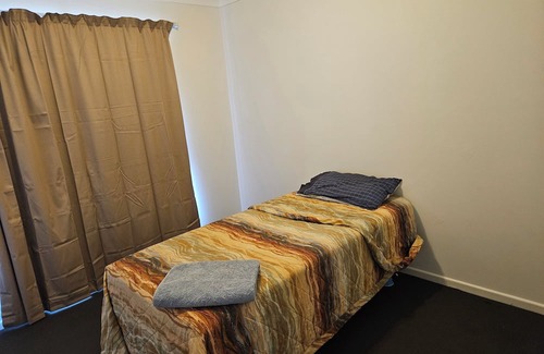 Eagleby Maison | Logan Hospital & Dreamworld not too far away. Quiet area. Carers must Disclose