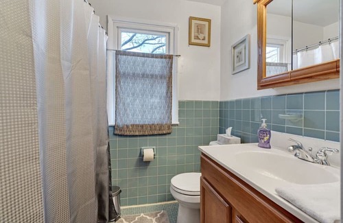 Swarthmorewood Maison | Cozy 2B/1B by Swarthmore w Driveway!