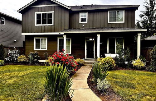 Wilkes East Maison | Spacious 5-bedroom house in perfect Portland with AC, WiFi, washer and dryer.