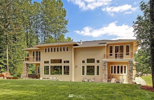 Maltby Maison | Huge Luxury 4-bedroom+ house in Echo lake/Maltby area with WiFi, AC