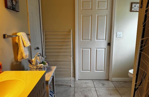 Fellowship Autre | Charming 2-bedroom pet-friendly apartment on Equestrian woodland farm.