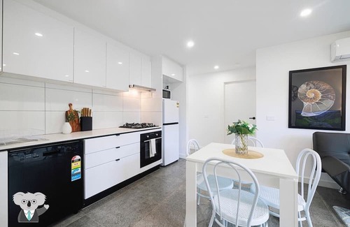 Cremorne Appartement | KozyGuru | Cremorne | Walking distance to Station