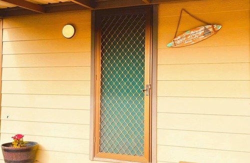 Port Willunga Maison | Cosy retro style holiday home, pet friendly. nClose to beach.