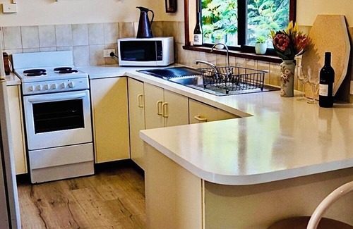 Port Willunga Maison | Cosy retro style holiday home, pet friendly. nClose to beach.