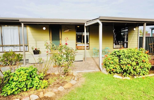 Port Willunga Maison | Cosy retro style holiday home, pet friendly. nClose to beach.