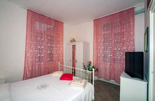 Vado Ligure Appartement | Room 'Suite' with Shared Terrace, Wi-Fi and Air Conditioning