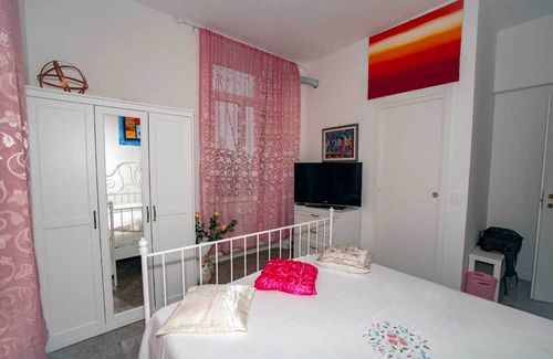 Vado Ligure Appartement | Room 'Suite' with Shared Terrace, Wi-Fi and Air Conditioning
