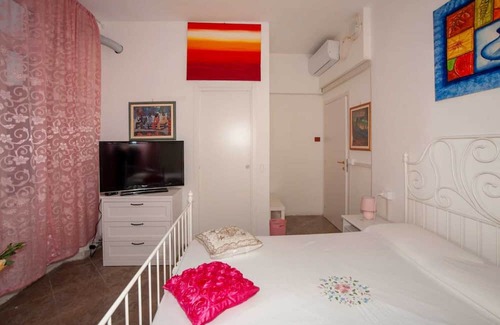 Vado Ligure Appartement | Room 'Suite' with Shared Terrace, Wi-Fi and Air Conditioning