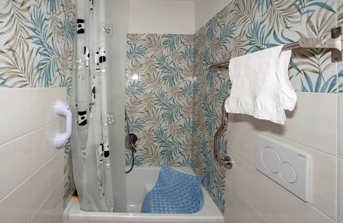 Vado Ligure Appartement | Room 'Suite' with Shared Terrace, Wi-Fi and Air Conditioning