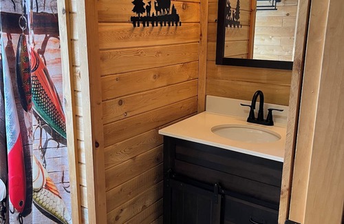 Bingham Cabine | Cozy 1 bedroom cabin with a loft, living space with internet, and a creek!