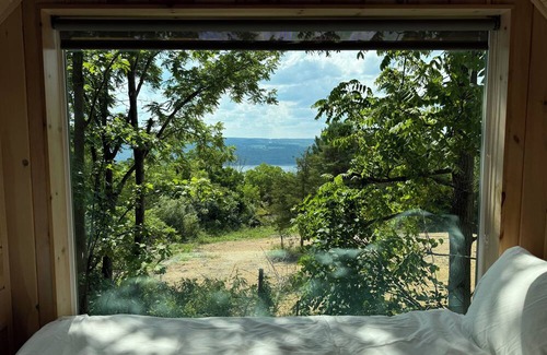 Burdett Appartement | Lakeview Studio Cabin in Perfect Finger Lakes Location