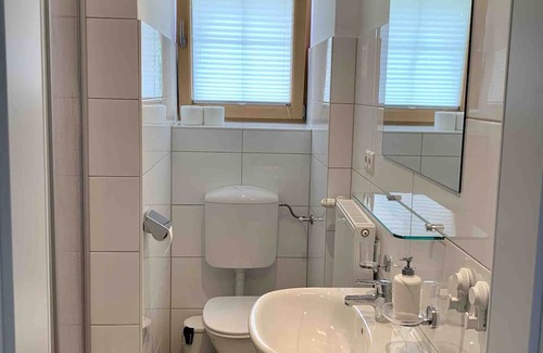Arzl Appartement | Apartment 'Sonnige Wohnung In Innsbruck-Arzl' with Mountain View, Private Terrace and Wi-Fi