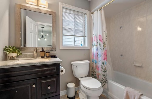 Watertown Maison | Spacious 5-bedroom house in wonderful Hamilton with fitness room, WiFi .