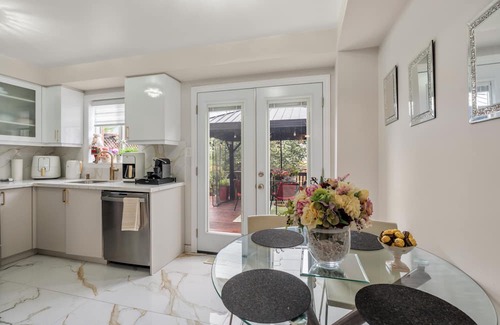 Watertown Maison | Spacious 5-bedroom house in wonderful Hamilton with fitness room, WiFi .