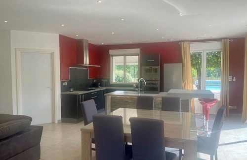 Maurens Maison | Maison Moderne à la Campagne, Climatisée, Piscine Chauffée Privative