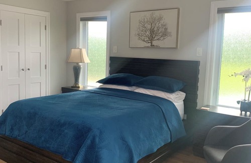 Lakeshore Lit Et Petit-Déjeuner | Spacious suite with queen size bed & beautiful 3 piece ensuite