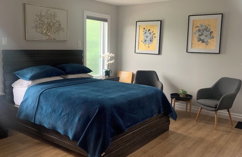 Lakeshore Lit Et Petit-Déjeuner | Spacious suite with queen size bed & beautiful 3 piece ensuite