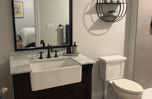 Lakeshore Lit Et Petit-Déjeuner | Spacious suite with queen size bed & beautiful 3 piece ensuite