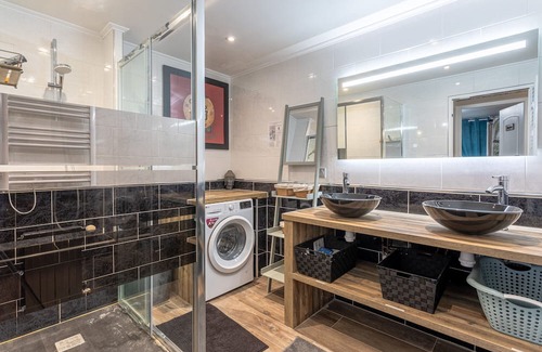La Ferriere Appartement | Apartment 'Appt Rez-de-jardin Salle De Réunion' with Garden and Wi-Fi