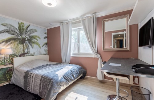 La Ferriere Appartement | Apartment 'Appt Rez-de-jardin Salle De Réunion' with Garden and Wi-Fi