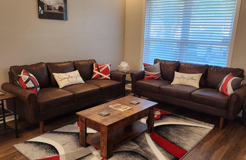 Denham Springs Maison | Simply Stay sleeps up to 8 people and is conveniently located right off the I-12