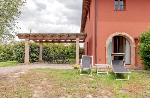 Toiano Appartement | Apartment 'La Colonica IV' with Shared Pool, Private Garden and Wi-Fi