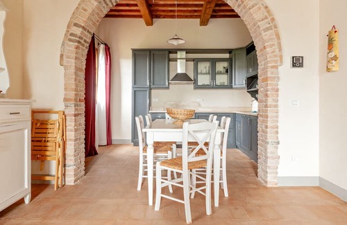 Toiano Appartement | Apartment 'La Colonica IV' with Shared Pool, Private Garden and Wi-Fi