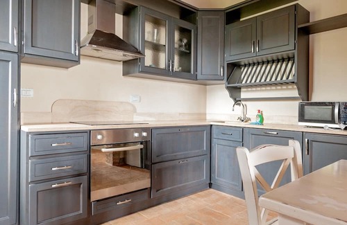 Toiano Appartement | Apartment 'La Colonica IV' with Shared Pool, Private Garden and Wi-Fi