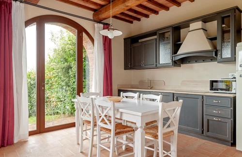 Toiano Appartement | Apartment 'La Caciaia' with Shared Pool, Private Garden and Wi-Fi
