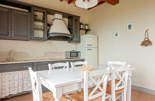 Toiano Appartement | Apartment 'La Caciaia' with Shared Pool, Private Garden and Wi-Fi