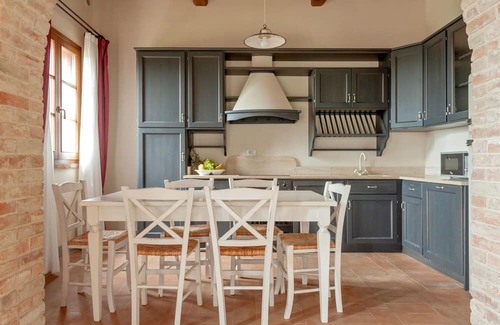 Toiano Appartement | Apartment 'Villa Colonica III' with Shared Pool, Private Garden and Wi-Fi