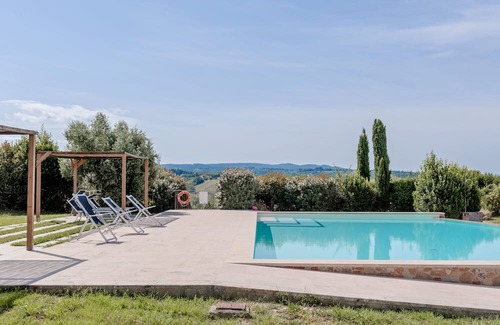 Toiano Appartement | Apartment 'La Caciaia II' with Shared Pool, Private Garden and Wi-Fi